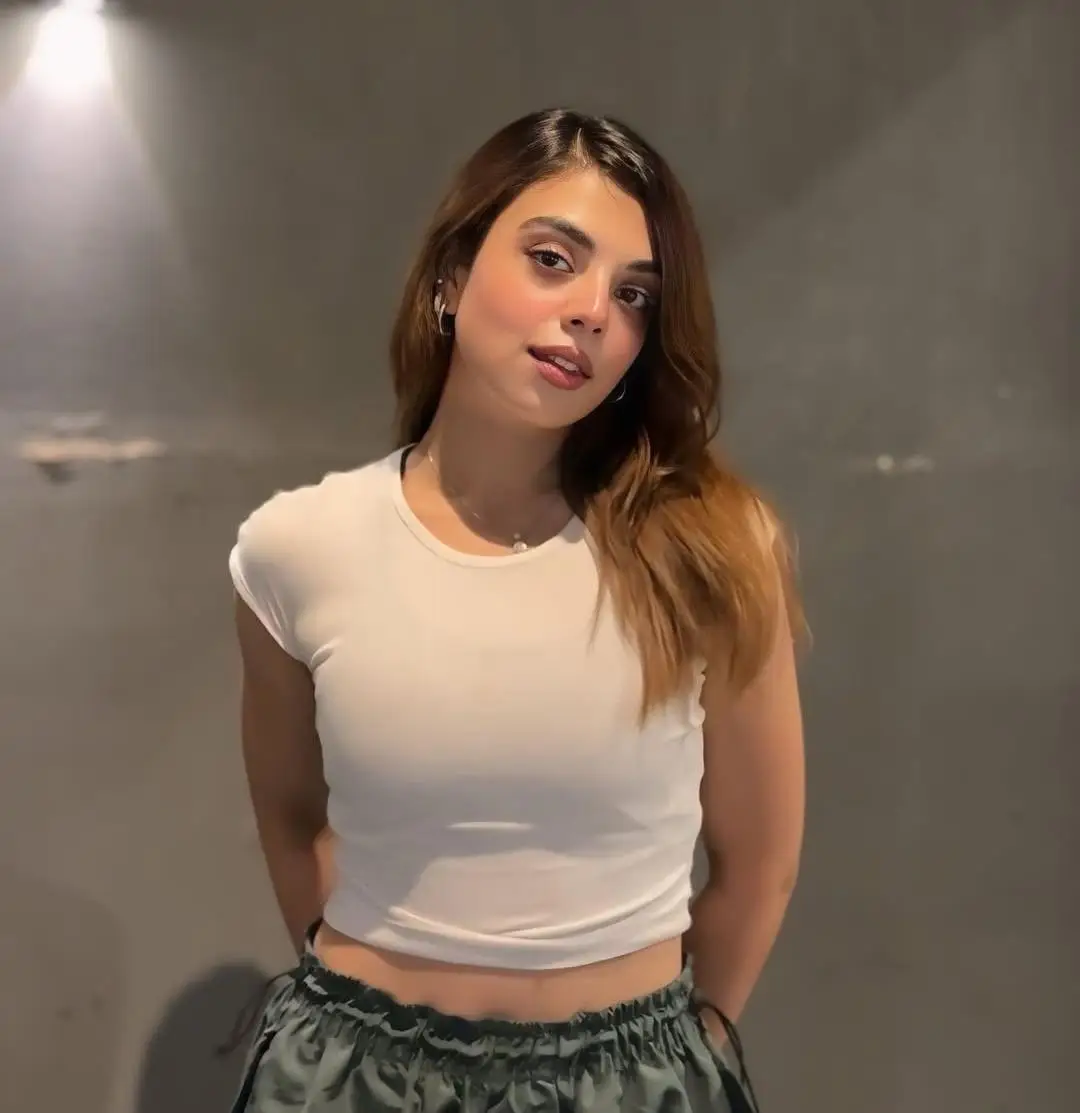 Zarsha Pakistani Escorts in JBR & Marina Beach available for escorts service at your door setup